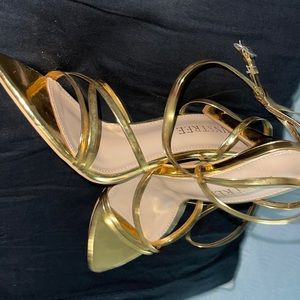 Gold heel new never been use size 7